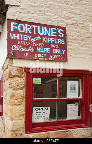 Gros plan de fortunes Kipper Fish Shop enseigne extérieur Whitby North Yorkshire Angleterre Royaume-Uni GB Grande-Bretagne Banque D'Images