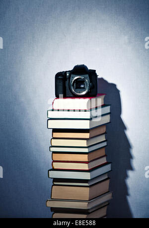 Photo Appareil photo sur une haute pile de livres Banque D'Images