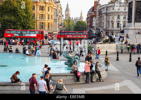 Les Londoniens et les touristes visiter Trafalgar Square Londres Angleterre Royaume-Uni UK Banque D'Images