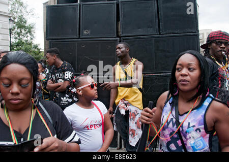 Grandes enceintes et des systèmes de sonorisation sont jouer de la musique dans les rues latérales à Notting Hill Carnival annuel à Londres 2014 Banque D'Images