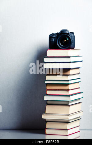 Photo Appareil photo sur une haute pile de livres Banque D'Images