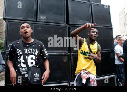 Grandes enceintes et des systèmes de sonorisation sont jouer de la musique dans les rues latérales à Notting Hill Carnival annuel à Londres 2014 Banque D'Images