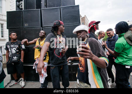 Grandes enceintes et des systèmes de sonorisation sont jouer de la musique dans les rues latérales à Notting Hill Carnival annuel à Londres 2014 Banque D'Images