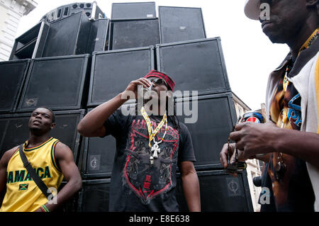 Grandes enceintes et des systèmes de sonorisation sont jouer de la musique dans les rues latérales à Notting Hill Carnival annuel à Londres 2014 Banque D'Images