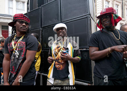 Grandes enceintes et des systèmes de sonorisation sont jouer de la musique dans les rues latérales à Notting Hill Carnival annuel à Londres 2014 Banque D'Images