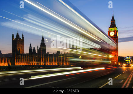 Des sentiers de lumière sont laissés par un bus à impériale qui passe par Big Ben sur le pont de Westminster, Londres Angleterre Royaume-Uni Banque D'Images