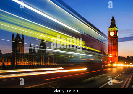 Des sentiers de lumière laissé par autobus à deux étages en passant par Big Ben à Londres Angleterre Royaume-Uni UK Banque D'Images