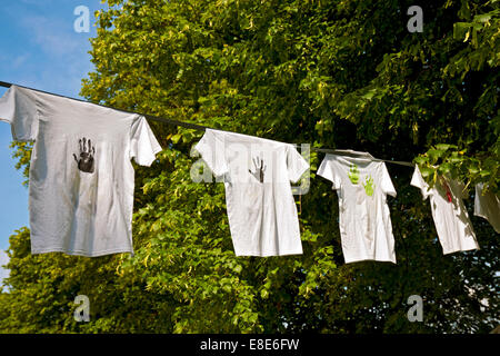 Tee-shirts décorés de gravures à la main sur une ligne nord Yorkshire Angleterre Royaume-Uni Royaume-Uni GB Grande Bretagne Banque D'Images