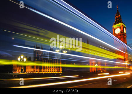 Des sentiers de lumière sont laissés par un bus à impériale qui passe par Big Ben sur le pont de Westminster, Londres Angleterre Royaume-Uni Banque D'Images