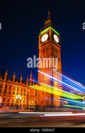 Des sentiers de lumière laissé par autobus à deux étages en passant par Big Ben à Londres Angleterre Royaume-Uni UK Banque D'Images