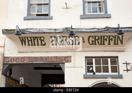 Gros plan de l'enseigne de pub White Horse et Griffin extérieur Whitby North Yorkshire Angleterre Royaume-Uni GB Grande-Bretagne Banque D'Images