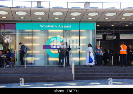 La station de DLR Woolwich Arsenal Londres Angleterre Royaume-Uni UK Banque D'Images