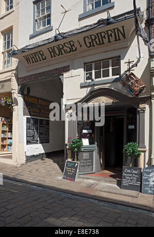 Le White Horse et Griffin Inn pub extérieur (Charles Dickens a séjourné ici) Whitby North Yorkshire Angleterre Royaume-Uni GB Grande-Bretagne Banque D'Images