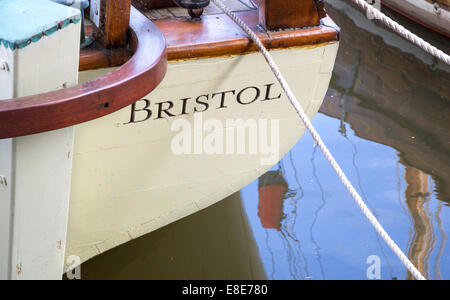 Poupe d'un bateau en bois à partir de Bristol UK amarré jusqu'à un chantier naval sur le port flottant Banque D'Images