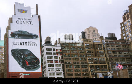 Un panneau peint pour la General Motors de la ligne de voitures de luxe de Cadillac est vu sur un bâtiment près de Penn Station à New York Banque D'Images