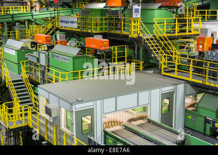 Machines pour traiter les matières recyclables de la collecte sélective program Banque D'Images