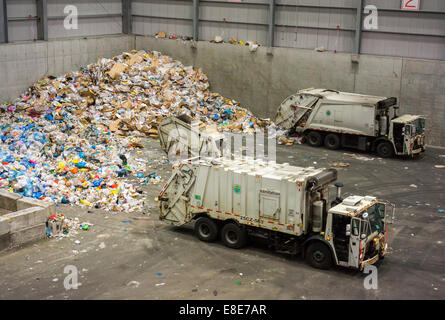 Montagnes de déchets dans la zone de basculement à partir de la bordure de New York, le programme de recyclage de recyclage municipaux les Sims Banque D'Images