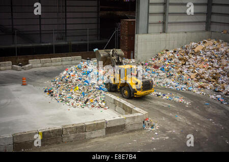 Montagnes de déchets dans la zone de basculement à partir de la bordure de New York, le programme de recyclage de recyclage municipaux les Sims Banque D'Images