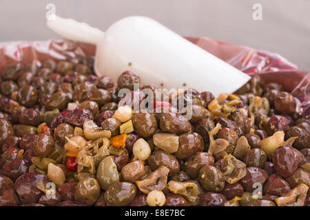 Olives marinées dans un marché de rue en Italie Banque D'Images