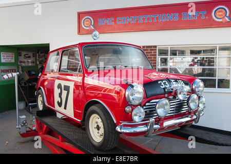 Classic vintage red BMC Mini Cooper voiture de sport à l'Goodwood Revival 2014, West Sussex, UK Banque D'Images