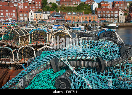 Gros plan des filets de pêche et de l'équipement de pots de crabe de homard sur le quai en été Whitby North Yorkshire Angleterre Royaume-Uni GB Grande-Bretagne Banque D'Images