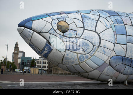 Le chef de la grande sculpture de poisson par John gentillesse dans Belfast City Centre Banque D'Images