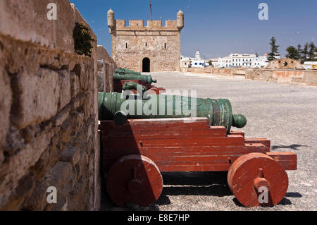 Vue horizontale de la célèbre Dutch canons concernant le port remparts à Essaouira Banque D'Images