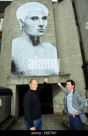 Sud-africaine de rugby à la retraite 'Springboks' dvd François Pienaar lance un sommet mondial des jeunes, qui a lieu cette année à Dublin, avec un portrait géant murale sur le côté de la Trinity College par street artiste Joe Caslin, Trinity College... Avec : François Pienaar,Bob où Coggins : Dublin, Irlande Quand : 03 Avr 2014 Banque D'Images