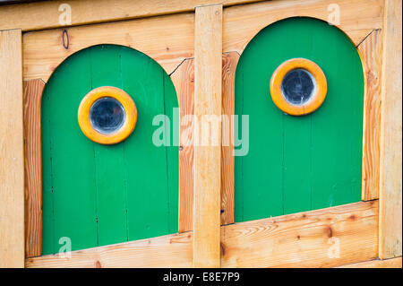 Panneaux et hublots sur la coque en bois de la réplique à Matthew Tudor navire dans le port de Bristol UK Banque D'Images