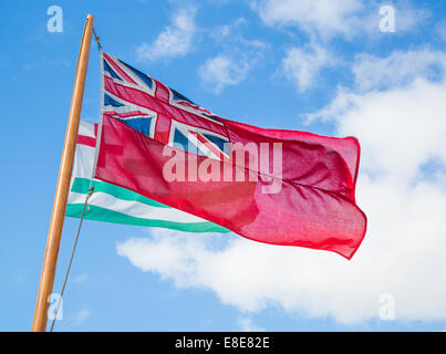 Le Red Ensign ou ' ' Duster rouge d'un drapeau hissé sur le mât d'un bateau à voile Banque D'Images