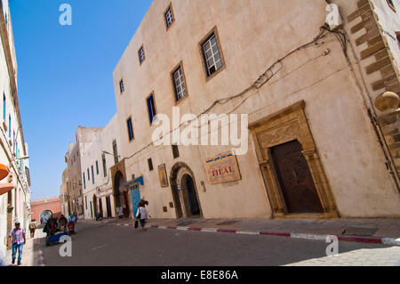 Streetview horizontale de Bab es-Sebaa gate dans les murs de la ville autour de Essaouira. Banque D'Images