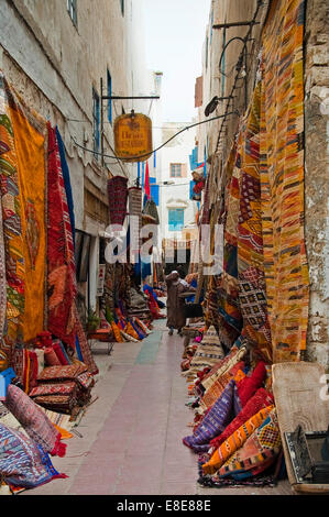 Vue verticale vers le bas une ruelle colorée la vente de moquettes et tapis à Essaouira Banque D'Images