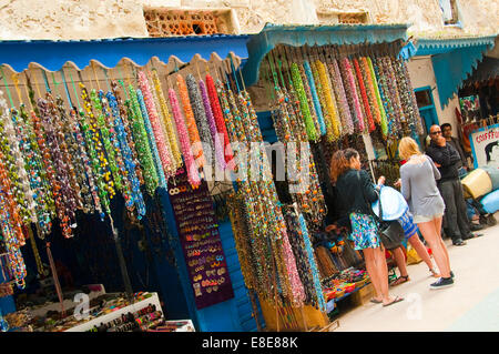 Vue horizontale de touristes occidentaux shopping à Essaouira Banque D'Images