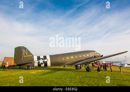 1942 Douglas C-47 Dakota au Goodwood Revival 2014, West Sussex, UK Banque D'Images