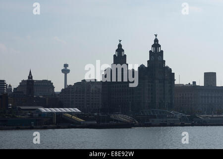 Le Liver Building et Liverpool skyline en silhouette Banque D'Images