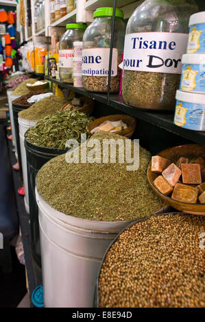 Close up vertical d'une boutique pleine d'herbes et d'épices dans les souks de Marrakech. Banque D'Images