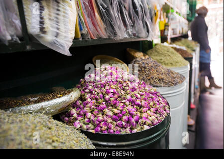 Close up of a horizontal boutique plein d'herbes et d'épices dans les souks de Marrakech. Banque D'Images