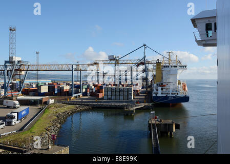 Le porte-conteneurs Inde accosté au port de Belfast, Irlande du Nord UK Banque D'Images