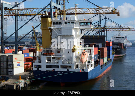 Le porte-conteneurs Inde accosté au port de Belfast, Irlande du Nord UK Banque D'Images