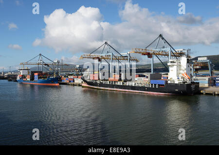 Contenant deux navires ont accosté au port de Belfast, Irlande du Nord UK Banque D'Images