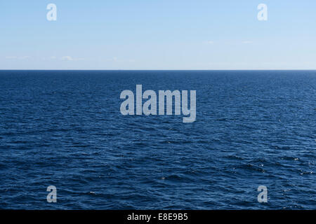 La mer et l'horizon bleu calme Banque D'Images