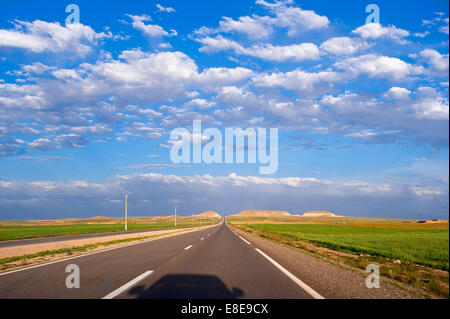 Vue perspective horizontale d'une longue route au Maroc. Banque D'Images