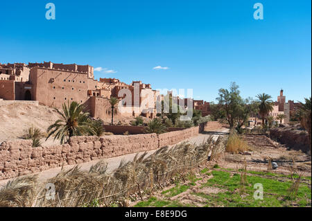 Vue horizontale de la Kasbah de Taourirt et les bâtiments aux alentours de Ouarzazate. Banque D'Images