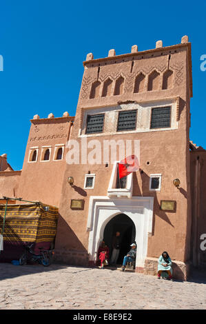 Vue verticale de l'extérieur de red mudbrick Kasbah de Taourirt à Ouarzazate. Banque D'Images