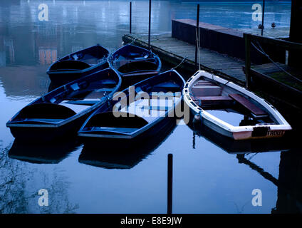 Aviron 5 bateaux amarrés à la tête de la jetée de la rivière dans le centre d'Oxford, UK Les visiteurs peuvent louer des bateaux par l'heure d'ici Banque D'Images