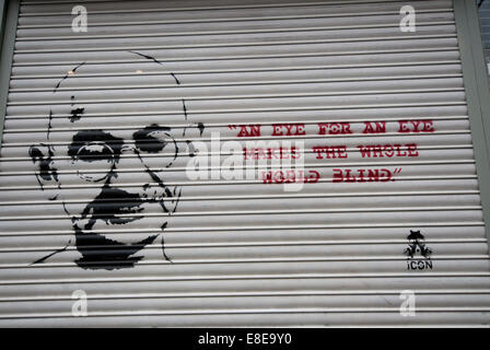Citation de Gandhi 'œil pour œil rend le monde entier aveugle" graffitied wall sur Banque D'Images