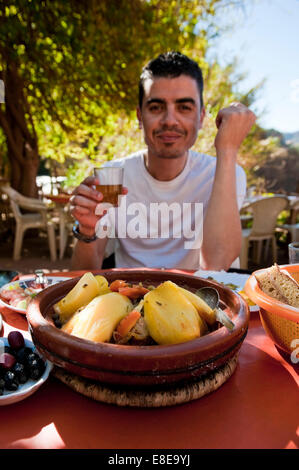 Portrait d'une verticale de l'homme marocain traditionnel boire le thé à la menthe dans un restaurant. Banque D'Images