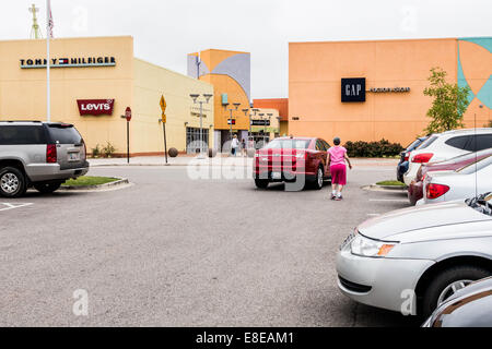 L'Outlet Shoppes at Oklahoma City, Oklahoma, USA un factory outlet mall shoppers, montrant la marche vers la galerie marchande à l'aire de stationnement. Banque D'Images