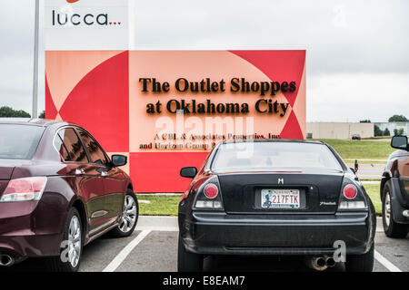 Un panneau publicitaire de la Outlet Shoppes at Oklahoma City, depuis le parking. New York, USA. Banque D'Images