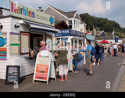 Fish and Chips et des kiosques de restauration le long du front, Lyme Regis, dans le Dorset, UK Banque D'Images